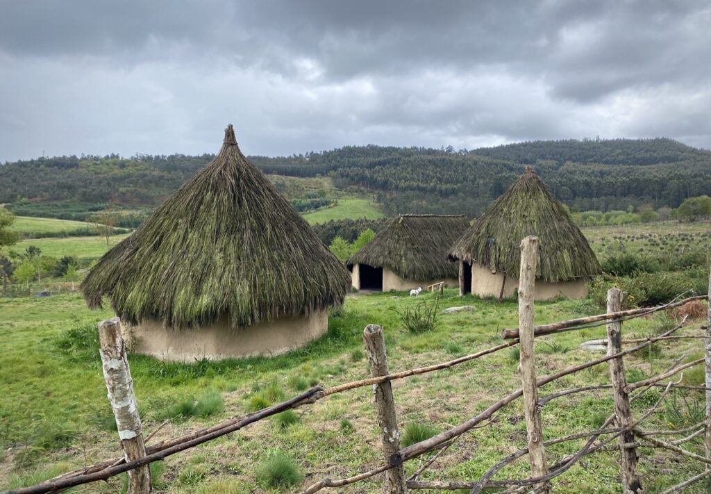 Cabañas Prehistóricas de Salcedo Guíate Galicia