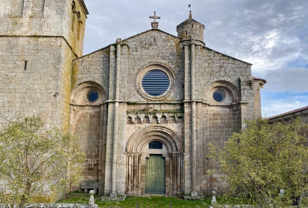 Colegiata de Xunqueira de Ambía Guíate Galicia