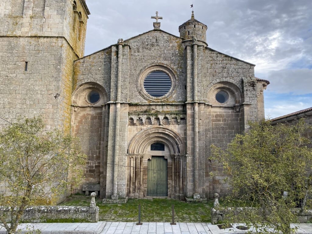 Colegiata de Xunqueira de Ambía Guíate Galicia